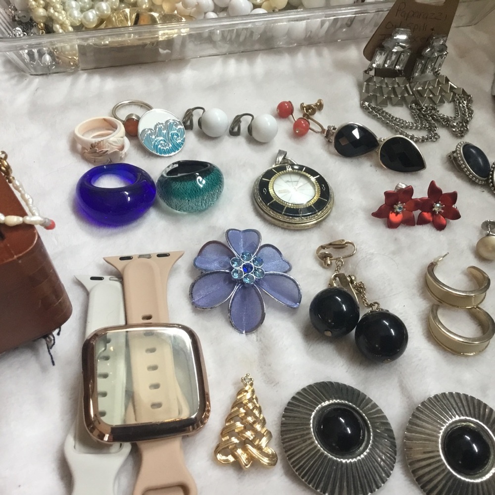 4.24 lb Costume Jewelry Bulk
Vintage, Modern, Designer, Unbranded 🌼 Resellers - Picture 9 of 15